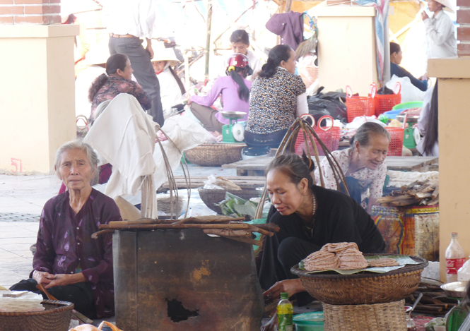 Bánh xèo, món quà quê tại chợ Hòa Ninh, xã Quảng Hòa, huyện Quảng Trạch luôn thu hút thực khách. Ảnh: P.V