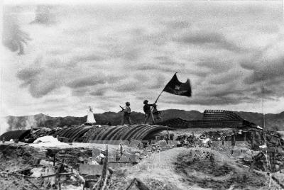 Lá cờ “Quyết chiến, Quyết thắng” của Chủ tịch Hồ Chí Minh đã tung bay trên nóc hầm De Castrie.