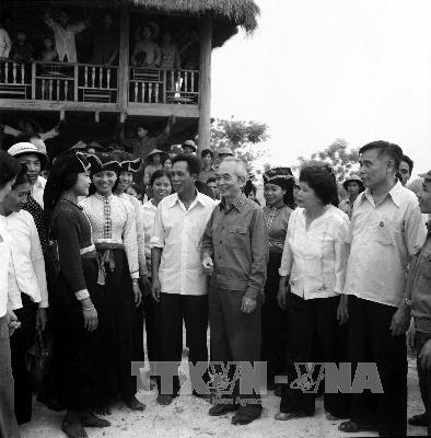 Đại tướng Võ Nguyên Giáp về thăm đồng bào Điện Biên nhân kỷ niệm 30 năm chiến thắng Điện Biên Phủ