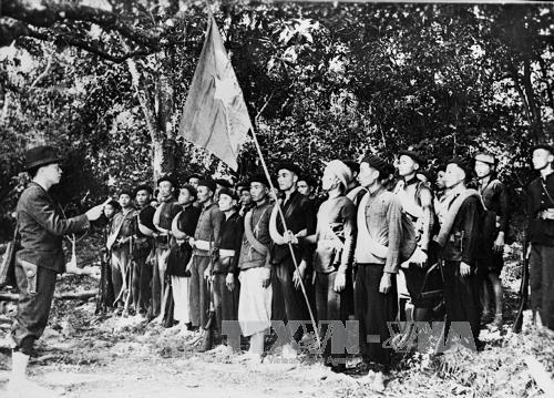 Đại tướng Võ Nguyên Giáp đọc Quân lệnh số I Quyết định thành lập đội Việt Nam tuyên truyền  Giải Phóng quân (22-12-1944). Ảnh: Tư liệu – TTXVN