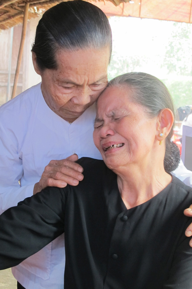 Bà Võ Thị Hoa (80 tuổi) gọi Đại tướng bằng bác ruột khóc nức nở trước linh vị của Người.