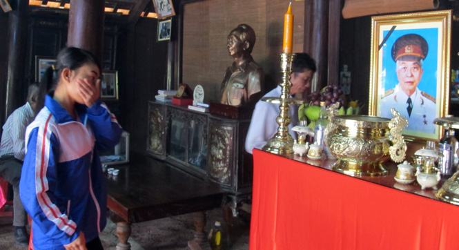 Các em học sinh không kìm được xúc động trước bàn thờ Đại tướng Võ Nguyên Giáp.