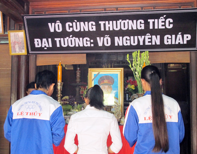 Nhiều bạn trẻ thắp hương tưởng niệm Đại tướng Võ Nguyên Giáp.