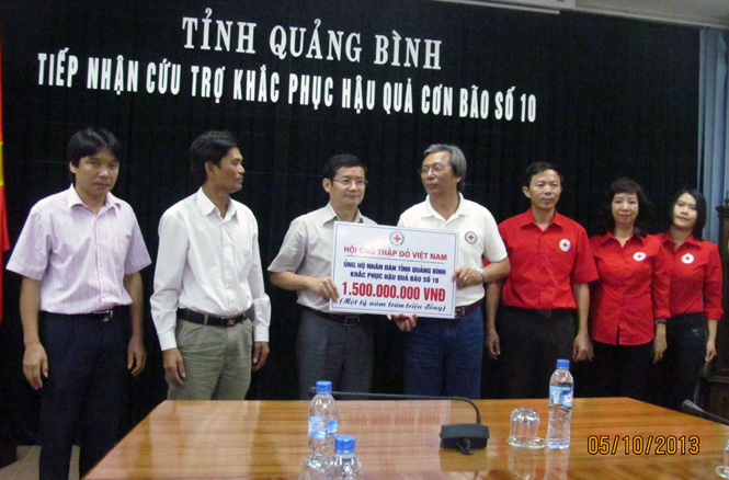 Đồng chí Phó Chủ tịch UBND tỉnh tiếp nhận tiền hỗ trợ từ Trung ương Hội CTĐ Việt Nam