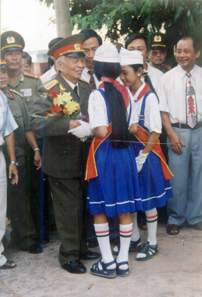 Thiếu nhi Quảng Bình tăng hoa Đại tướng.