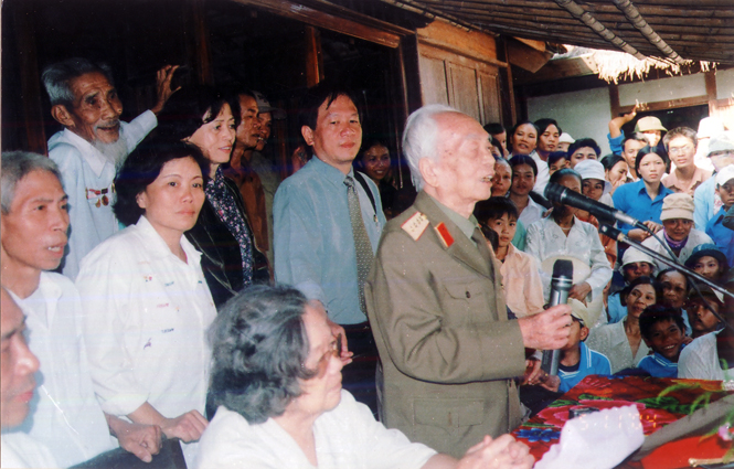 Đại tướng đang nói chuyện với bà con làng An Xã, xã Lộc Thuỷ.