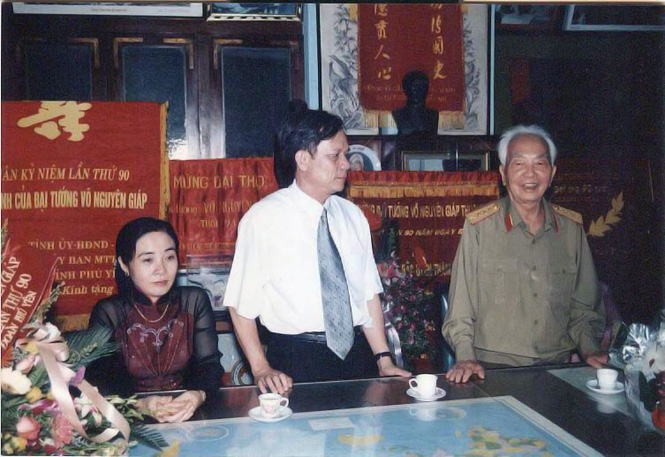 Đoàn đại biểu Quảng Bình chúc thọ Đại tướng Võ Nguyên Giáp nhân dịp Đại tướng tròn 90 tuổi.