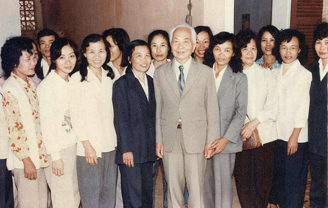 Đại tướng Võ Nguyên Giáp thăm và làm việc với Hội LHPN tỉnh năm 1992.
