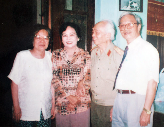 Đại tướng Võ Nguyên Giáp chụp ảnh lưu niệm với vợ chồng bác Thái Bá Nhiệm.