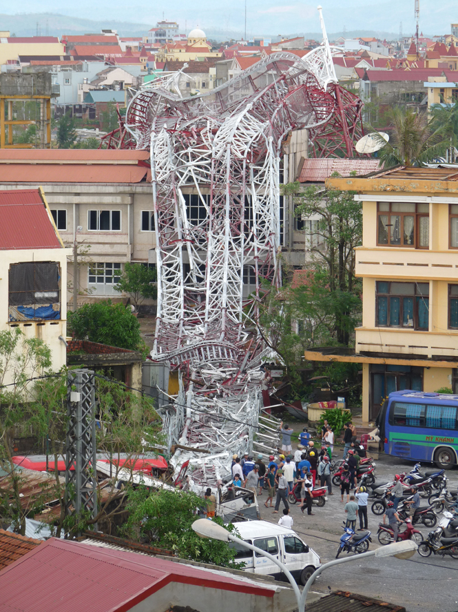 Cột phát sóng Đài tiếng nói Việt Nam tại Quảng Bình bị gãy đổ trong cơn bão số 10. Ảnh: Tiến Hành