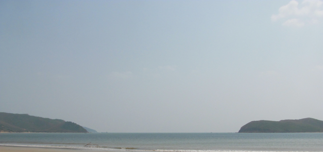 Núi Hang nhìn ra đảo Yến.