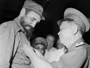 Đại tướng Võ Nguyên Giáp tặng Lãnh tụ Cuba Fidel Castro huy hiệu “Chiến sỹ Điện Biên Phủ” nhân chuyến thăm của Fidel Castro đến Việt Nam, tháng 9-1973. (Nguồn: TTXVN)
