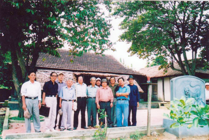 Các nhà văn Quảng Bình thăm nhà lưu niệm Đại tướng tại An Xá.