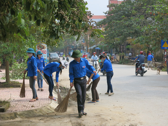 Các đoàn viên đang dọn vệ sinh môi trường.