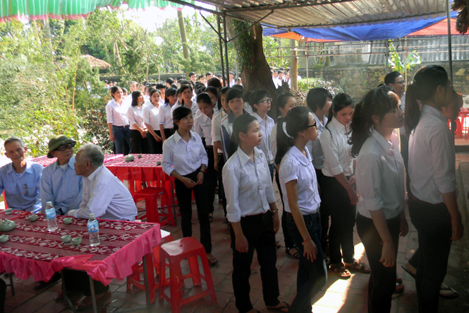 Đông đảo các giáo viên, học sinh huyện Lệ Thủy đến dâng hoa, thắp hương tiễn biệt Đại tướng Võ Nguyên Giáp trong chiều 8-10-2013.