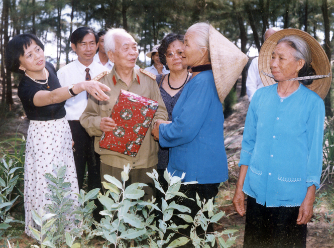 Đại tướng VÕ NGUYÊN GIÁP thăm và tặng quà cho mẹ Phạm Thị Nghèng trong chuyến về thăm quê hương tháng 8-1999. Ảnh: C.T.S