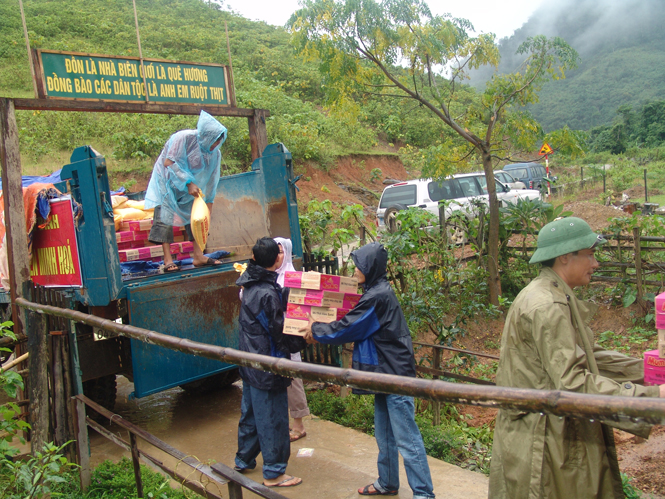 Hàng cứu trợ chuyển lên Minh Hoá.