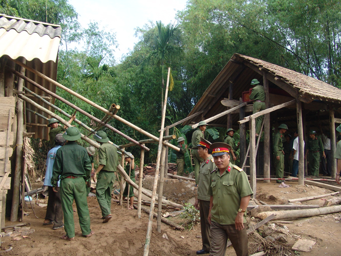 Bộ đội giúp dân Quảng Trạch dựng lại nhà.