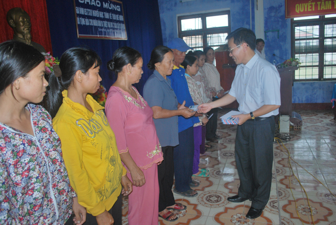 GS Nguyễn Ngọc thành trao quà cứu trợ của Hội người Việt tại Ba Lan cho bà con xã Quảng Hưng.