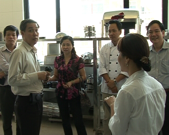 Tiến sỹ Nguyên Hùng Long - Phó cục Trưởng Cục An toàn thực phẩm-Bộ Y tế kiểm tra một số nhà hàng trên địa bàn tỉnh.