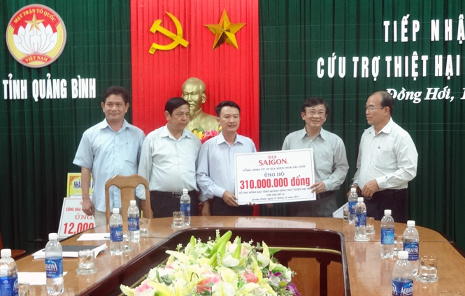 Đại diện lãnh đạo Ủy ban MTTQVN tỉnh tiếp nhận hỗ trợ của Tổng công ty Bia-Rượu NGK Sài Gòn.