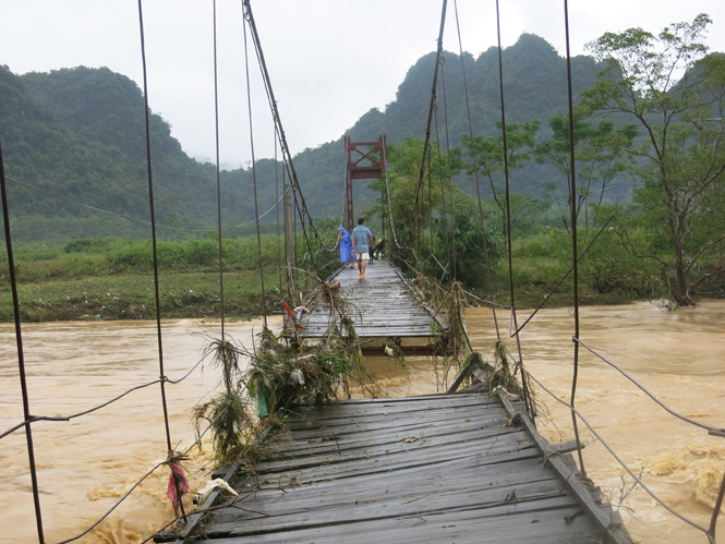 Cầu treo xã Hóa Thanh bị sập.