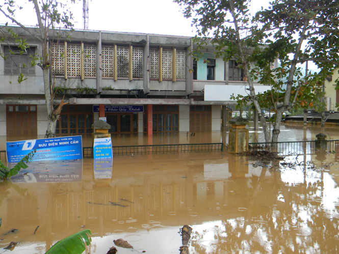 Bưu điện Minh Cầm phải đóng cửa vì nước lũ tấn công