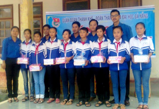 Quận Đoàn Thanh Khê, Đoàn thanh niên Đại học Đà Nẵng trao quà cho các em học sinh huyện Lệ Thủy bị thiệt hại sau bão số 10.