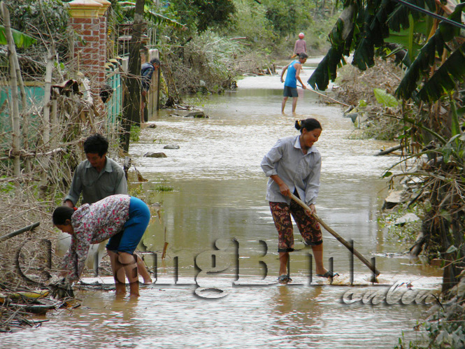 Người dân xã Văn Hóa khẩn trương vệ sinh đường liên thôn ngay sau khi lũ rút.