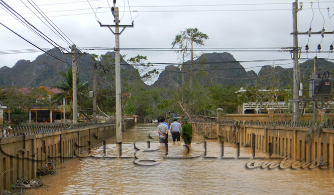 Đến sáng 17-10, nhiều tuyến đường liên thôn của xã Văn Hóa vẫn ngập sâu trong lũ.