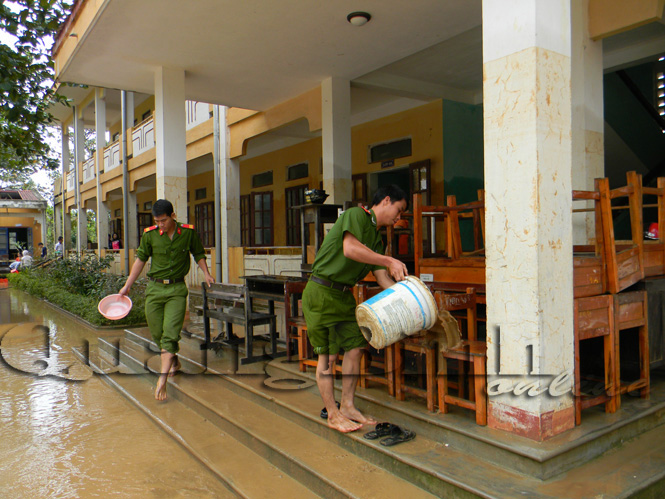 Đoàn viên thanh niên Công an huyện Tuyên Hóa giúp làm vệ sinh các trường học sau lũ.