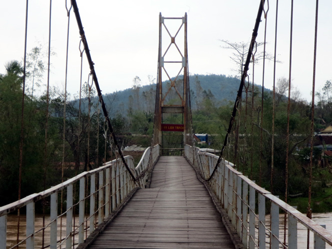 Cầu treo Liên Trạch đã bị hư hỏng nặng, không sử dụng được, cô lập các thôn ở bên kia sông