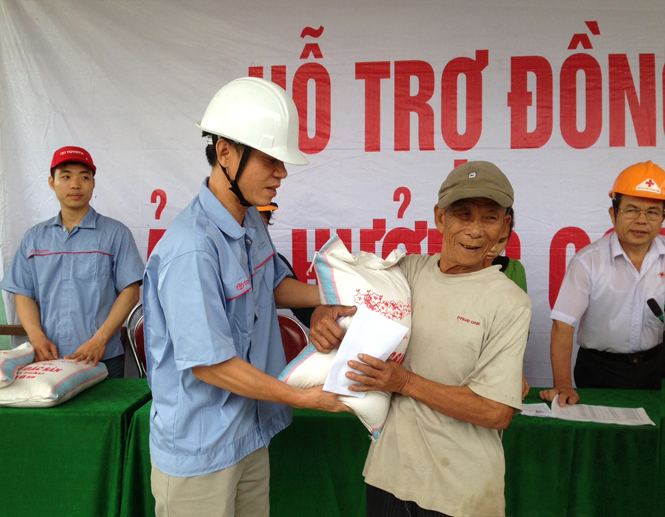 Đại diện Công ty ô tô Toyota Việt Nam trao tận tay suất quà hỗ trợ cho các gia đình tại xã Cảnh Dương.