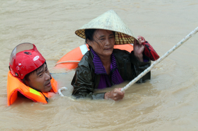 Kịp thời ứng cứu người dân thôn Hà Sơn trong lũ dữ.