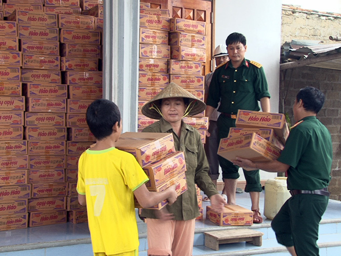Bộ CHQS tỉnh cứu trợ khẩn cấp 1.000 thùng mỳ tôm.