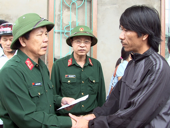 Đại tá Nguyễn Văn Hiếu, UVTV Tỉnh ủy, Chỉ huy trưởng Bộ CHQS tỉnh (bên trái) thăm hỏi, động viên gia đình có người thân bị thiệt mạng.