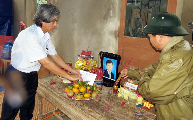 Lãnh đạo Công ty CP Xây dựng và Tư vấn Bình Lợi thăm viếng gia đình có người bị thiệt mạng tại xã Quảng Sơn, huyện Quảng Trạch.