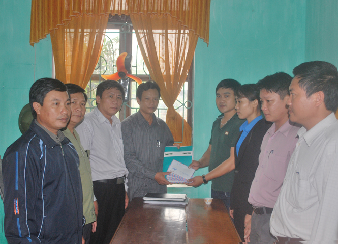 Đoàn thiện nguyện trao quà hỗ trợ của Báo điện tử Dân trí cho xã Quảng Sơn.
