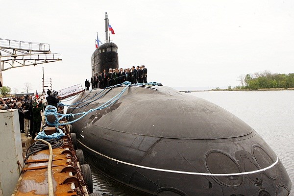 Thủ tướng Nguyễn Tấn Dũng đến thăm và thị sát tàu ngầm Kilo 636 mang tên “ Tàu ngầm Hà Nội” của Hải quân Việt Nam. Ảnh: Đức Tám - TTXVN