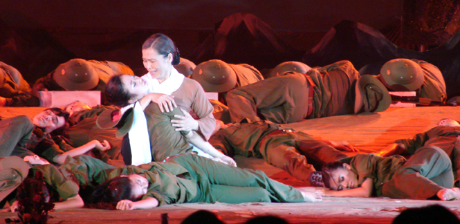 Tái hiện tàn khốc của chiến tranh trong chương trình nghệ thuật kỷ niệm 50 năm đường Hồ Chí Minh) Ảnh: T.H