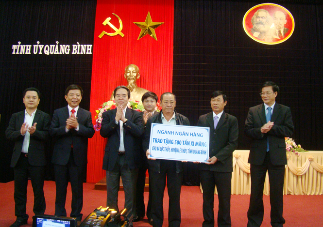 Thống đốc Ngân hàng Nhà nước Nguyễn Văn Bình đã trao món quà của ngành Ngân hàng Việt Nam là 500 tấn xi măng cho xã Lộc Thủy (huyện Lệ Thủy)