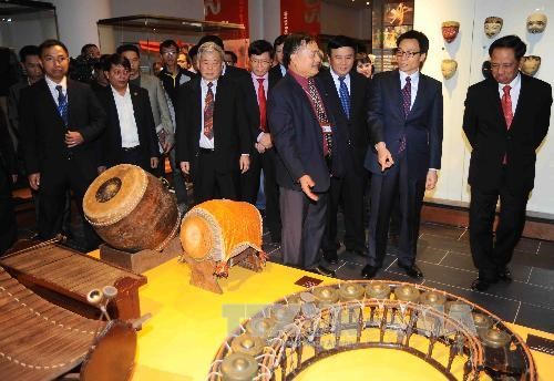 Phó Thủ tướng Vũ Đức Đam tham quan bảo tàng (Nguồn: TTXVN)
