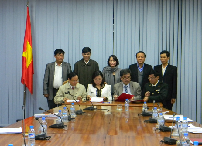 Đại diện Sở Tài nguyên-Môi trường, Sở Tư Pháp, Thanh tra tỉnh và Hội Nông dân tỉnh ký kết chương trình phối hợp hoạt động.