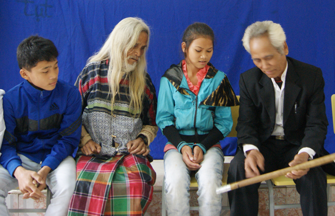 Sự chuyển giao văn hoá Bru - Vân Kiều giữa hai thế hệ.