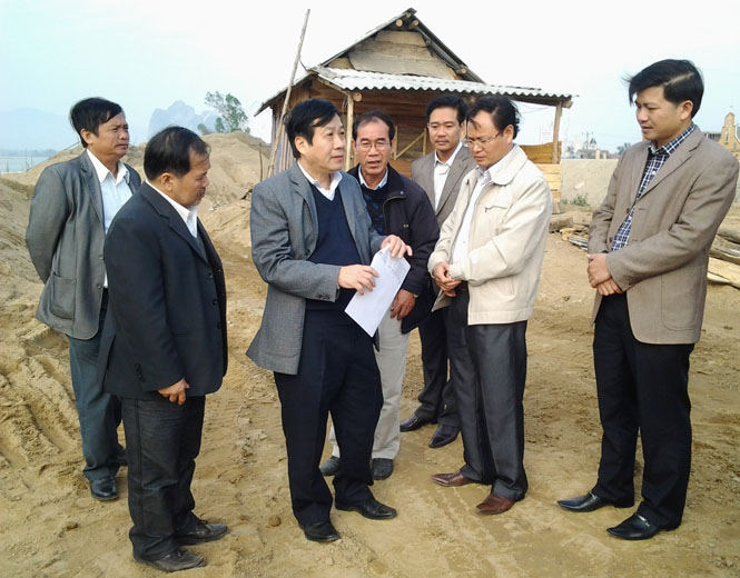 Đồng chí Nguyễn Xuân Quang, UVTV Tỉnh ủy, Phó Chủ tịch Thường trực UBND tỉnh và đoàn công tác kiểm tra thực địa hoạt động khai thác cát sỏi lòng sông trái phép tại huyện Quảng Trạch.