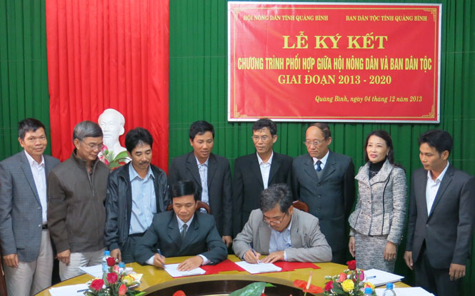 Đại diện lãnh đạo hai ngành ký kết chương trình phối hợp hoạt động giai đoạn 2013-2020.