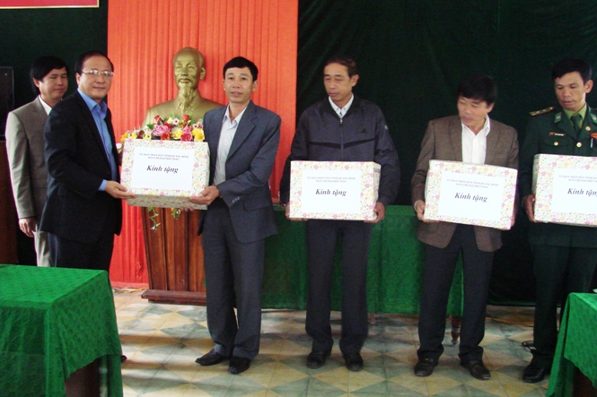 Đồng chí Trần Văn Tuân, UVTV Tỉnh ủy, Phó Chủ tịch UBND tỉnh, Trưởng ban Chỉ đạo biển đảo tỉnh tặng quà và tài liệu về biển đảo cho các địa phương ven biển tại huyện Quảng Trạch.