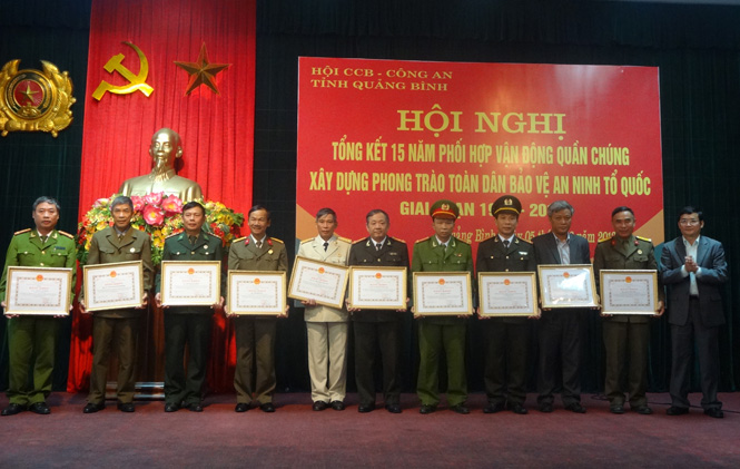 Đồng chí Trần Tiến Dũng, TUV, Phó Chủ tịch UBND tỉnh trao bằng khen của Chủ tịch UBND tỉnh cho các cá nhân, tập thể có thành tích xuất sắc trong công tác phối hợp vận động quần chúng xây dựng phong trào 