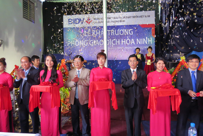 Đại diện lãnh đạo NHNN Quảng Bình, UBND huyện Quảng Trạch, BIDV Bắc Quảng Bình cắt băng khai trương Phòng giao dịch Hòa Ninh – chi nhánh BIDV Bắc Quảng Bình.