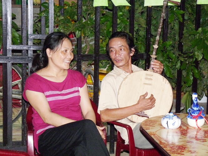 Nghệ sĩ hò khoan Hồng Hới và nhạc công. Ảnh: P.V